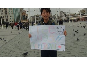 Taksim’de Japon turistlerden sarılmak bedava