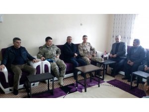 Kaymakam Özkan ve Komutanlardan “Zeytin Dalı Harekatı’nda” yaralanan askerlere ziyaret