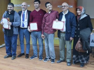 Anadolu Üniversitesi Aksaray’da öğrencilere başarı belgelerini verdi