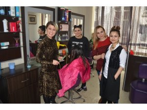 14 yıldır ’Kadınlar Günü’nde ücretsiz saç kesimi yapıyor