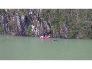 Baraj gölünde içinde bulunduğu teknenin alabora olması sonucu kayıp olan şahsı arama çalışmaları sürüyor