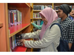 Endenozyalı öğrenciler, Halk Kütüphanesine üye oldu