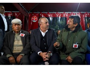 Bakan Çavuşoğlu’ndan şehit ailesine taziye ziyareti