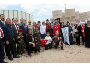 ‘Kağızmanlı Anneler’ Mehmetçiğe destek için sınır hattında
