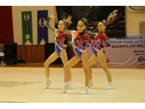 Aeorobik jimnastik minikler karşılaşmaları Kuşadası’nda başladı