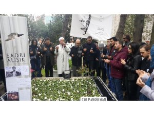 Türk sinemasının efsanesi Sadri Alışık ölüm yıl dönümünde mezarı başında anıldı