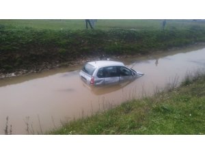 Otomobil su kanalına uçtu: 2 yaralı