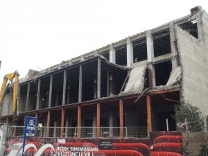 Taksim’deki Atatürk Kültür Merkezi’nde yıkım çalışmaları sürüyor