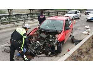 Ootomobil köprünün bariyerlerine çarptı: 1 yaralı