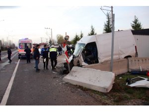 Kamyonet, polis noktasındaki beton bariyerlere çarptı: 1 ölü