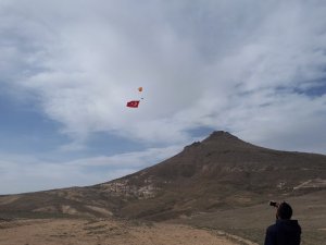Gökyüzünde paramotorla dev Türk bayrağı açılarak çifte zafer kutlandı