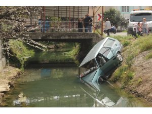 Otomobil Sulama Kanalına uçtu