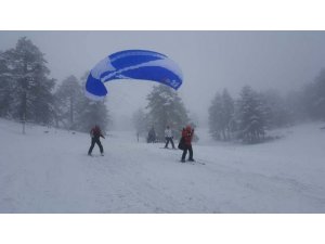 Gediz Muratdağı Termal Kayak Merkezi’nde ’paraşüt ve kayak’ keyfi
