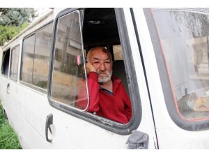 Yaşlı adamın minibüste yaşam mücadelesi