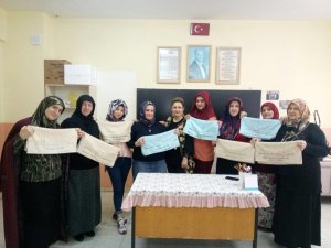 Kartepeli kadınlar Mehmetçik için havlu hazırladı