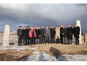 Başbakan Yardımcısı Çavuşoğlu, Moğolistan’da Tonyukuk Anıtı’nı ziyaret etti