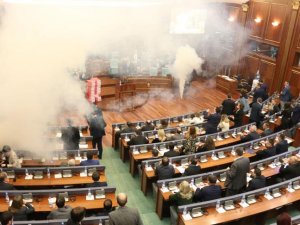 Kosova meclisinde gaz bombası atıldı