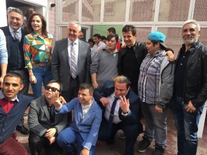 Arda Turan ve Emre Belözoğlu, Eyüp Sultan’da down sendromlu çocuklarla pasta yaptı