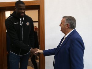 Başkan Toçoğlu Büyükşehir Basketbol Takımı yönetici ağırladı