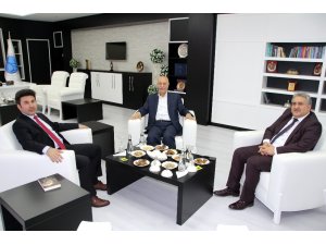 Yazar Mengüşoğlu’ndan Rektör Karacoşkun’a Ziyaret