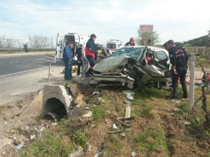 Yoldan çıkan otomobil menfeze çarptı: 2 yaralı