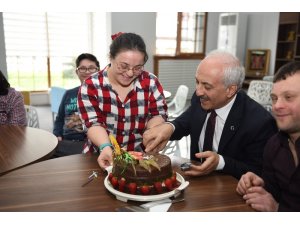 Başkan Gül down sendromlu çocuklarla pasta kesti
