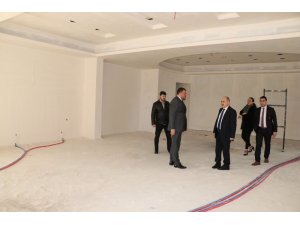 Vali Dağlı Bahçeşehir Kolejinin binasını gezdi