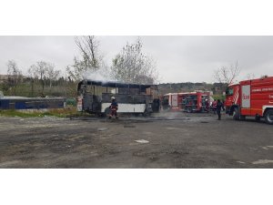 Park halindeki midibüs tinerci tarafından yakıldı