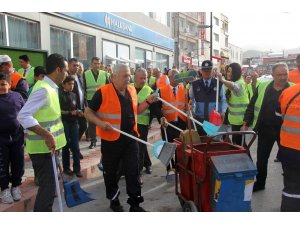 İşçiler işi bıraktı, belediye başkanı sokaklarda temizlik yaptı