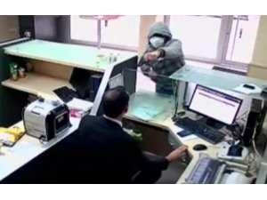 PTT çalışanının silahlı ve bıçaklı soyguncuya canı pahasına direndiği anlar kamerada