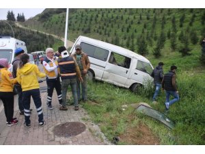 İnşaat işçilerini taşıyan minibüs elektrik direğine çarptı: 5 yaralı