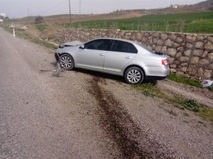 Otomobil istinat duvarına çarptı: 2 Yaralı