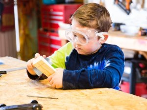 Çocuklara marangozluk eğitimi