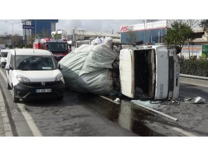 İzmir’de hurda yüklü kamyon devrildi: 1 yaralı