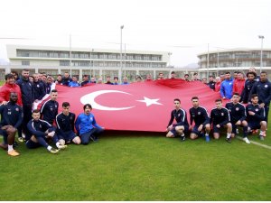 Antalyaspor’dan şehitlere bayraklı saygı