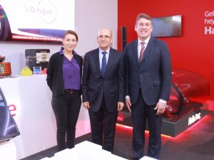 Başbakan Yardımcısı Mehmet Şimşek Vodafone standını ziyaret etti