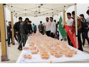Suriyeli öğrenciler ’Afrin Zaferi’ için lokma dağıttı