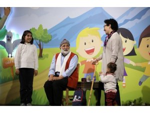 Başbakan Yardımcısı Çavuşoğlu eşi ve minik oğluyla Masalcı Vakıf Dede oyununu izledi
