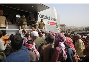 TSK, Afrin merkezde halka sıcak yemek dağıttı