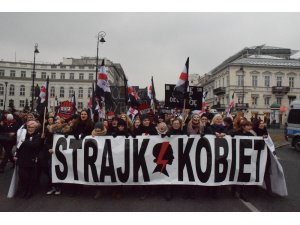 Polonya’da kadınlar kürtaj yasasına karşı yürüdü