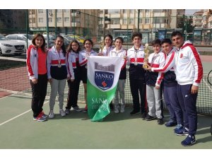 Sanko Okulları Yıldız Kız Ve Yıldız Erkek Tenis Takımları il ikincisi