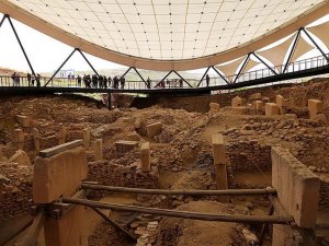 Dünyanın en eski tapınağı Göbeklitepe'de titiz çalışma sürüyor