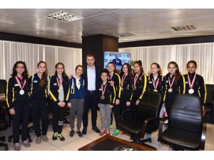 Marmara Şampiyonları sevinçlerini Başkan Kuzu ile paylaştı