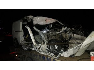 Otomobil park halindeki kamyona arkadan çarptı: 1 ağır yaralı