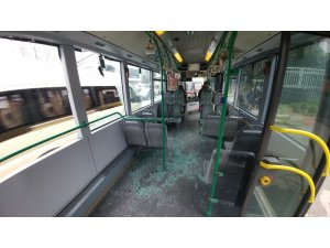 Tır belediye otobüsüne yandan çarptı, yolcular araçta savruldu