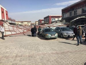 Adana’da şiddetli rüzgar hayatı olumsuz etkiledi