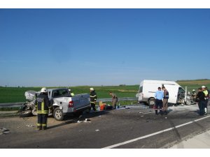 Kamyonet minibüsle çarpıştı: 3’ü ağır 4 yaralı