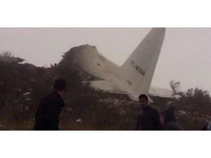 Cezayir’de askeri uçak düştü