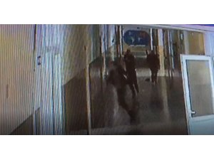 Polis memurunun okulda iki eğitimciyi vurma anı kamerada