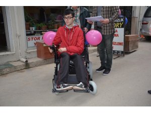 Öğrencinin akülü tekerlekli sandalye sevinci